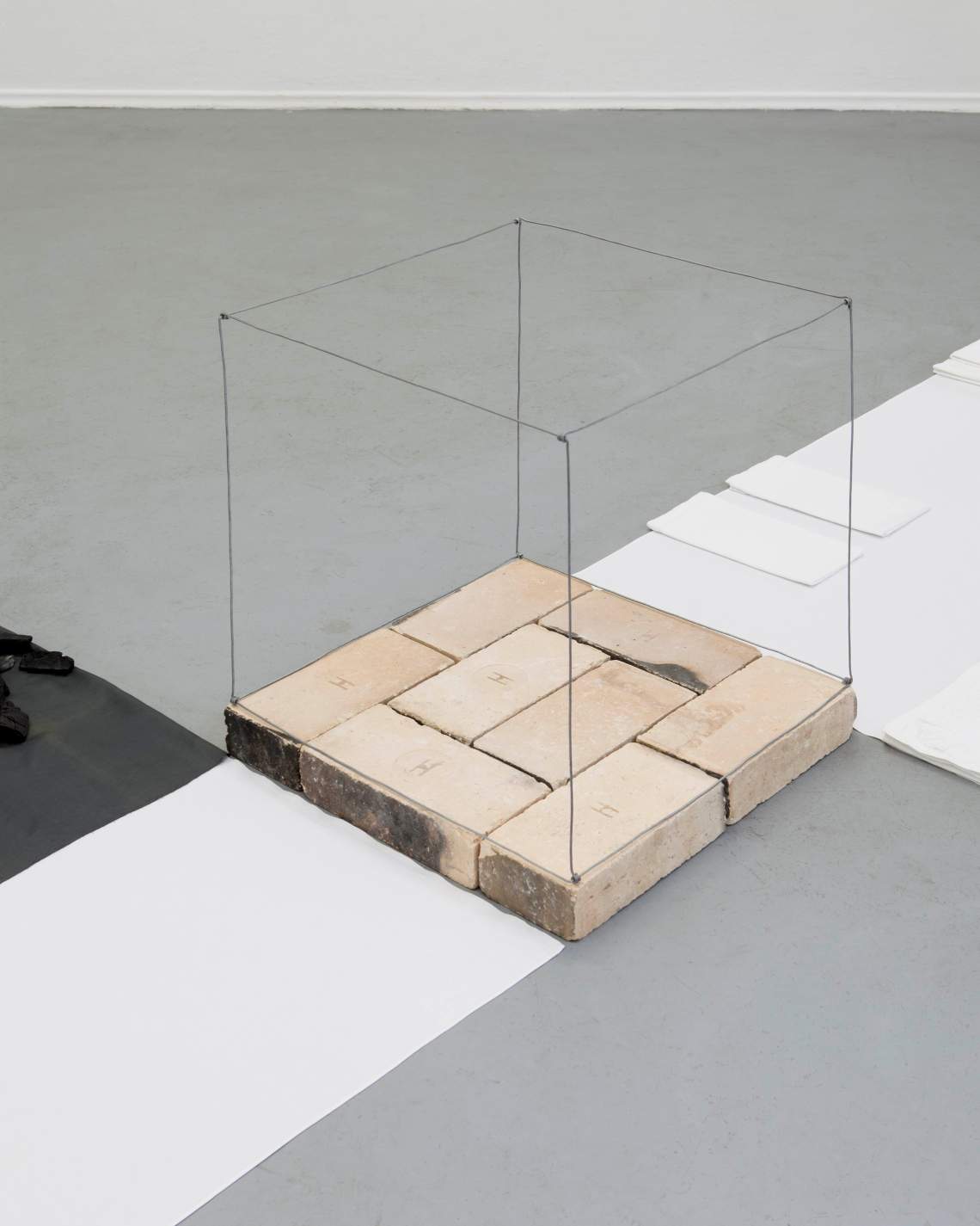 alle tage (2014) Stoffe, Holzkohle, Schamottsteine, Draht 350 x 250 x 60 cm